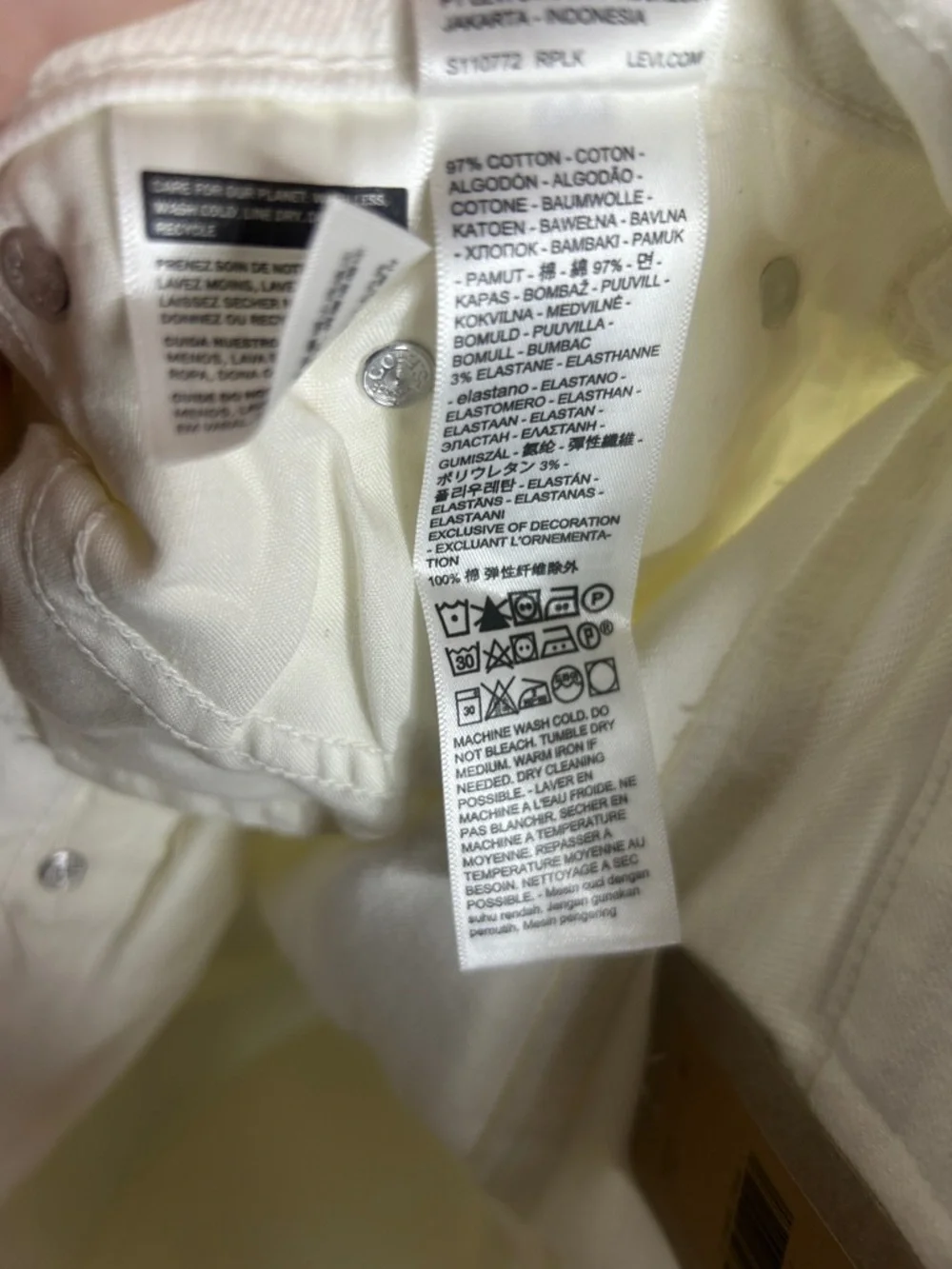 NWT Levi's White Denim Mid-Length Shorts